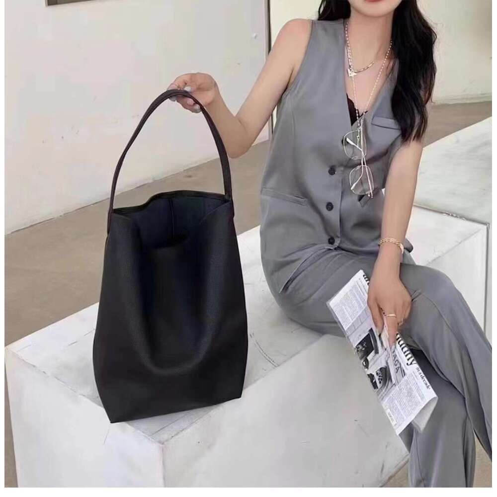 Lychee Grain Soft Leather Bucket 2023 New High-End Commuter Large Capacity Shoulder Lazy Style Tote Bag Trend