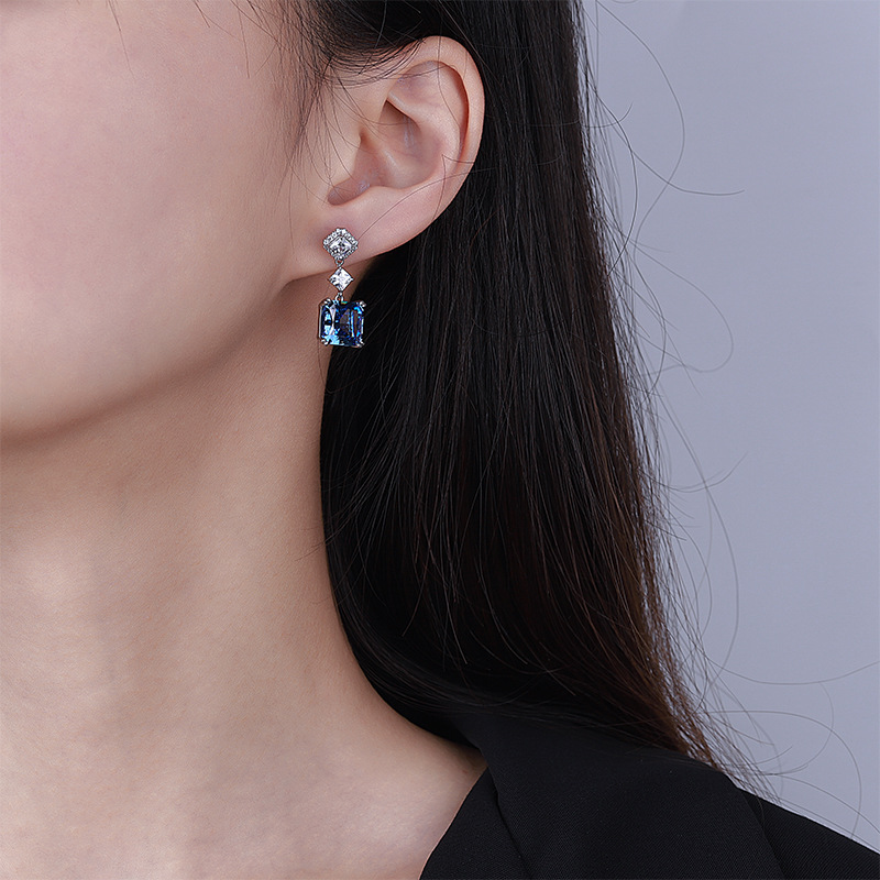 High-Quality Chic S925 Sterling Silver Piercing With Glossy Appearance And Robust Clasp Design Ideal for Adorning Your Wardrobe