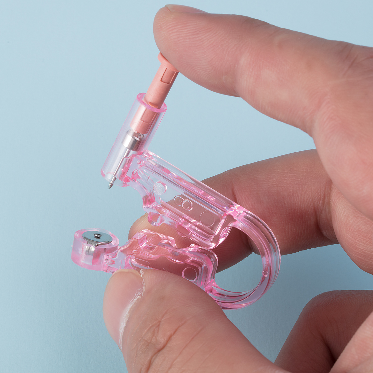 The first generation multi-color earring tool has a built-in 4mm head earring, which is fast easy to operate sterile not easily infected
