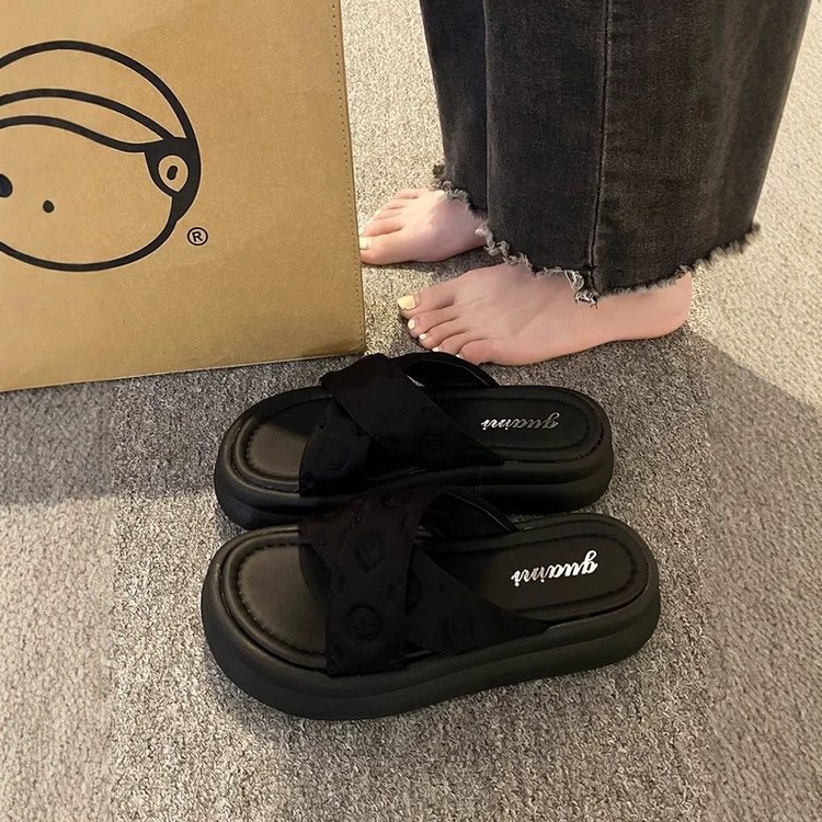 designer's thick-soled slippers are fashionable and versatile for women's summer outerwear. 2025 new high-end soft-soled anti-slip beach san