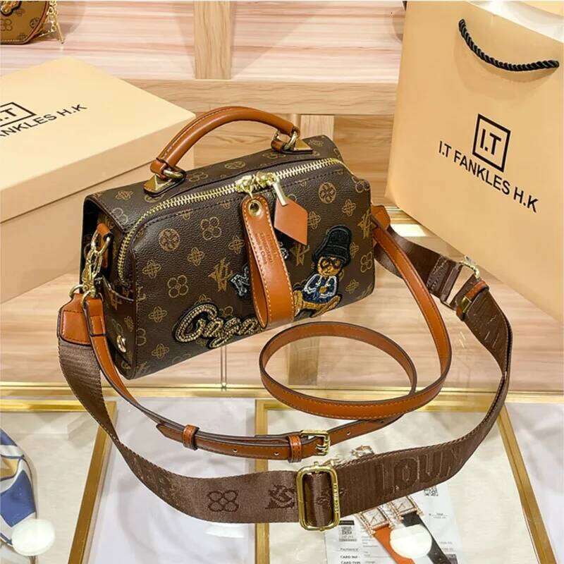 Light Brand Women's Handbag 2025 New Retro Single Shoulder High-End Designer Boston Embroidery Cartoon Crossbody Bag