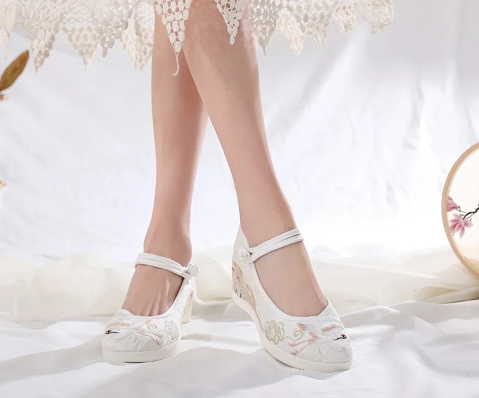 Autumn Elevator Shoes Woman Casual Harajuku Chinese Ethnic Style Canvas Vintage Embroidered Cloth Hanfu Shoes Women Zapatos 250603