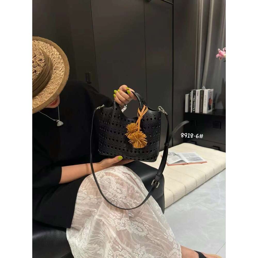 2025 New Hollow Out Handbag Summer Niche Versatile Crossbody Beach Photo Shoot Women's Bag