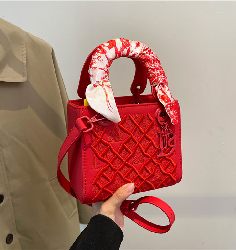 Free shipping 2025 new designer bag, high-end, light luxury bag, versatile temperament, heavy embroidery, Daifei bag, crossbody, handbag, small square