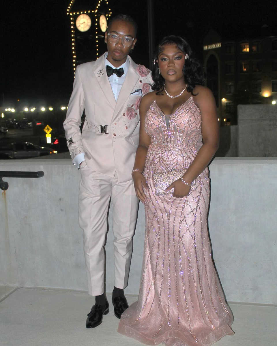 Customized Mens Wedding Tuxedos 2 Pieces Hand Made Flowers Prom Party Groom Wear Birthday Photography Formal Outfits