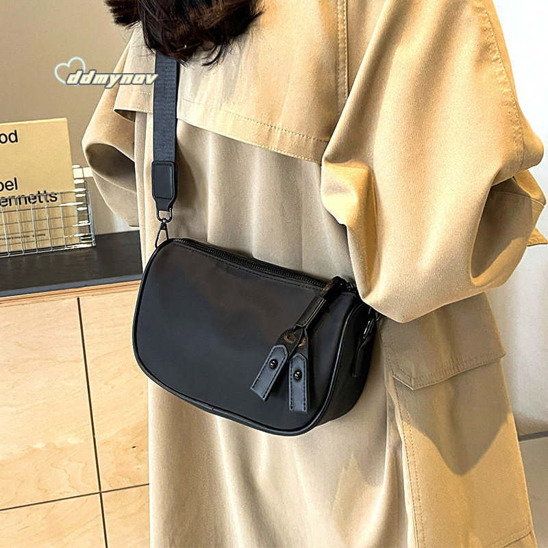 Oxford Cloth for Women 2024 New Korean Fashion Single Shoulder Saddle Trending Wide Strap Crossbody Bag This Year ddmynov