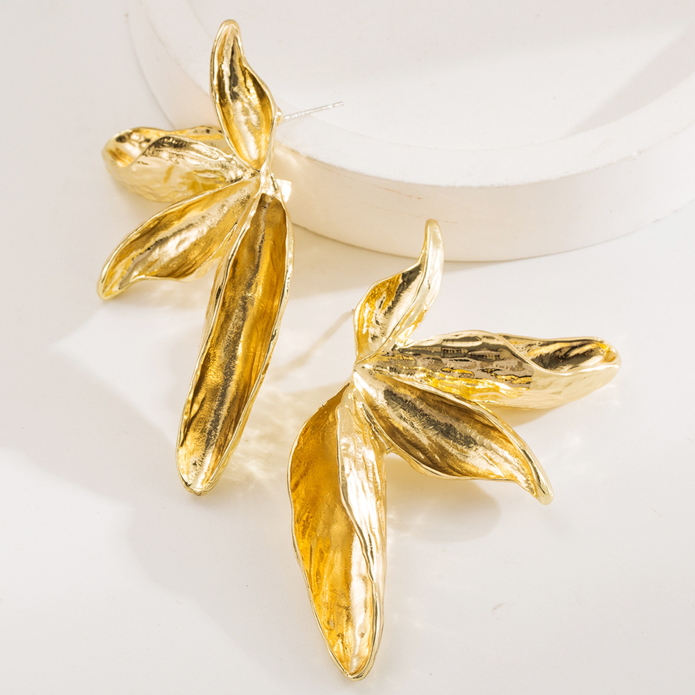 European and American Retro Aesthetic Leaf shaped Smooth Surface Stud Earrings Fashionable and Stylish Metallic Flower Earrings with a Sense of High e