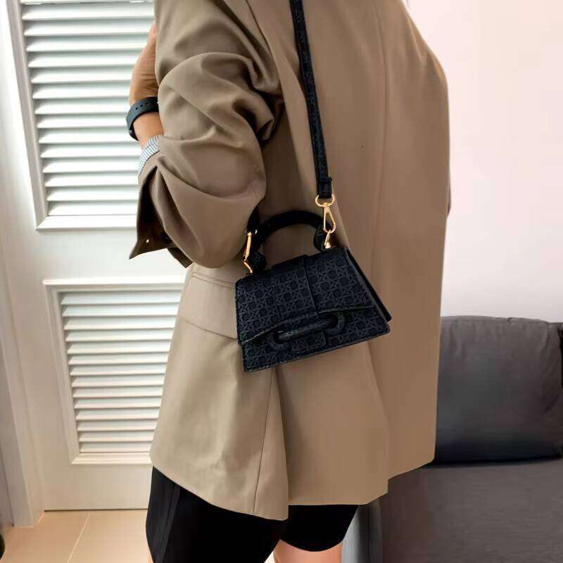 DHgargets 2025 Lattice Popular Fashion Style Elegant Golden Chain Pu Leather Mini Bags Women Handbags