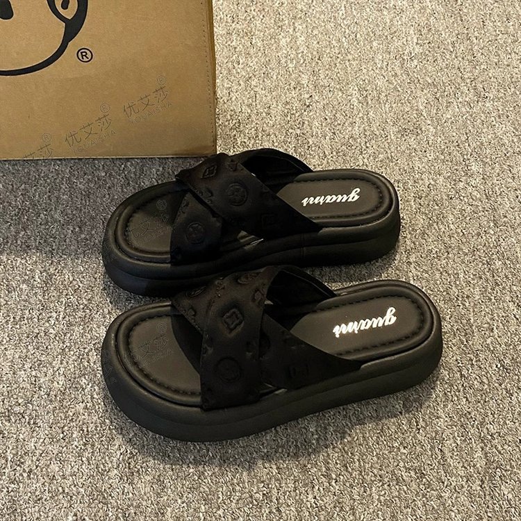 designer's thick-soled slippers are fashionable and versatile for women's summer outerwear. 2025 new high-end soft-soled anti-slip beach san