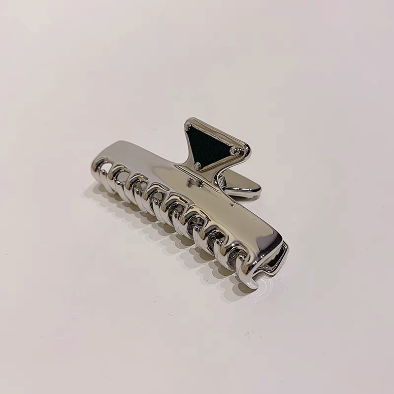 New Metal Shark Hair Clip Classic Triangle Logo Black Luxury Letters Hair Clips Women High Quality Gift HairJewelry Vintage Style Headwear