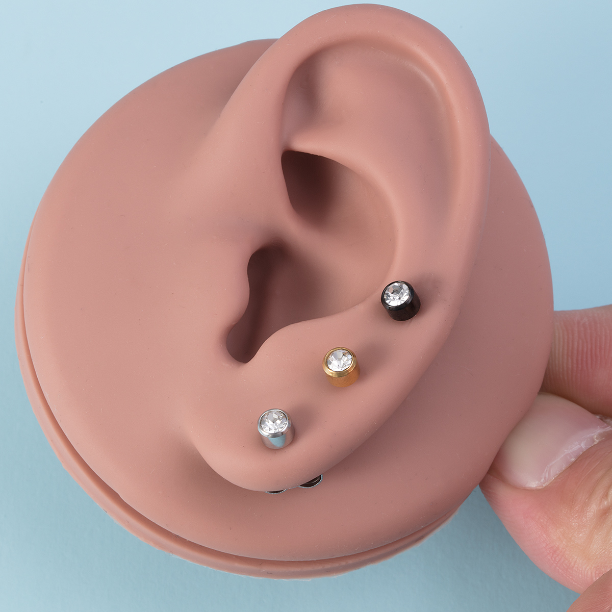 The first generation multi-color earring tool has a built-in 4mm head earring, which is fast easy to operate sterile not easily infected