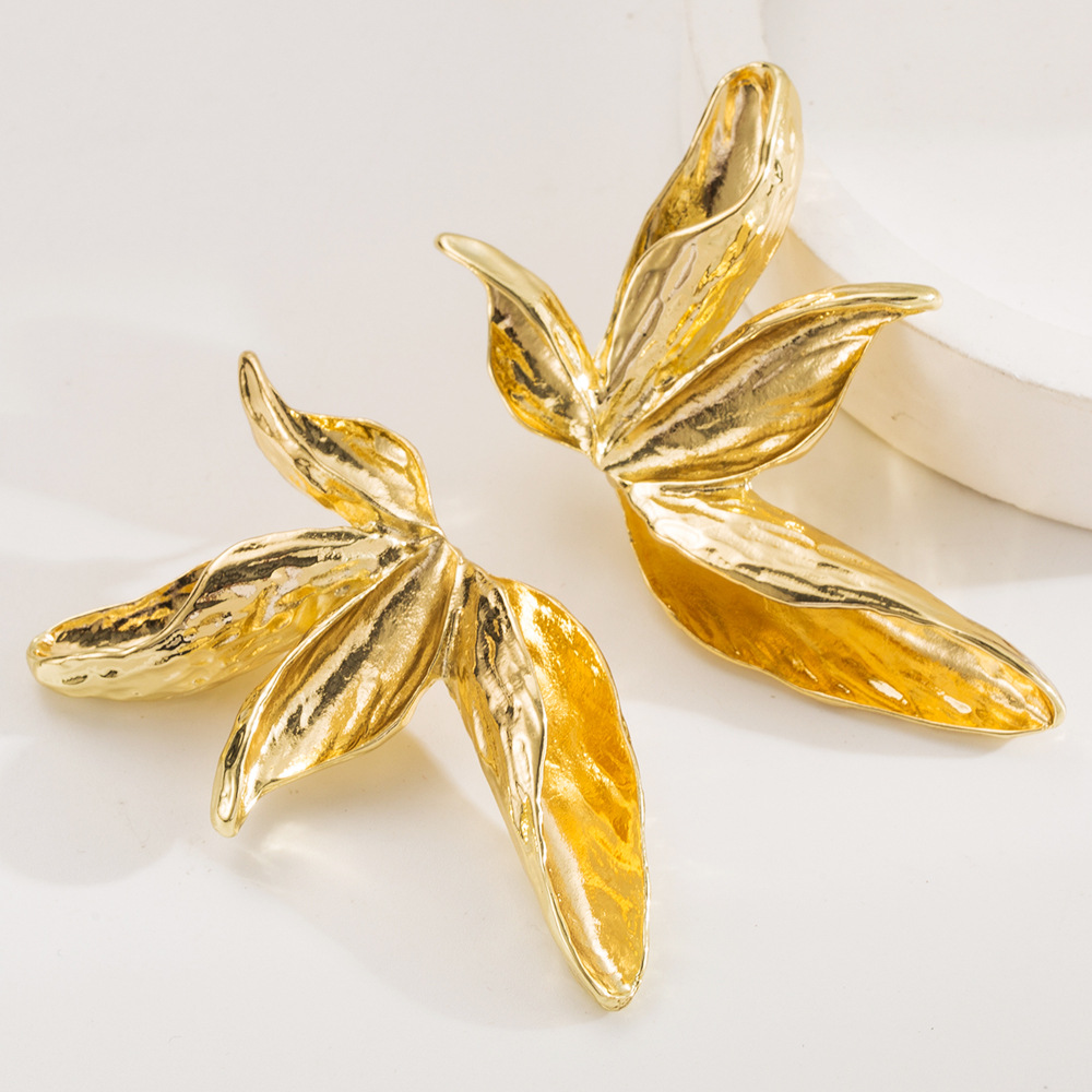 European and American Retro Aesthetic Leaf shaped Smooth Surface Stud Earrings Fashionable and Stylish Metallic Flower Earrings with a Sense of High e
