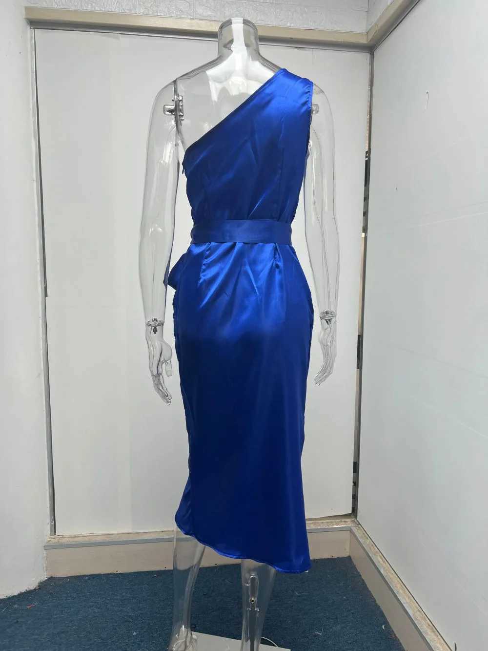 New dress for cross-border womens clothing wholesale in Europe and America irregular diagonal shoulder belt slim fit satin dress XJ250610