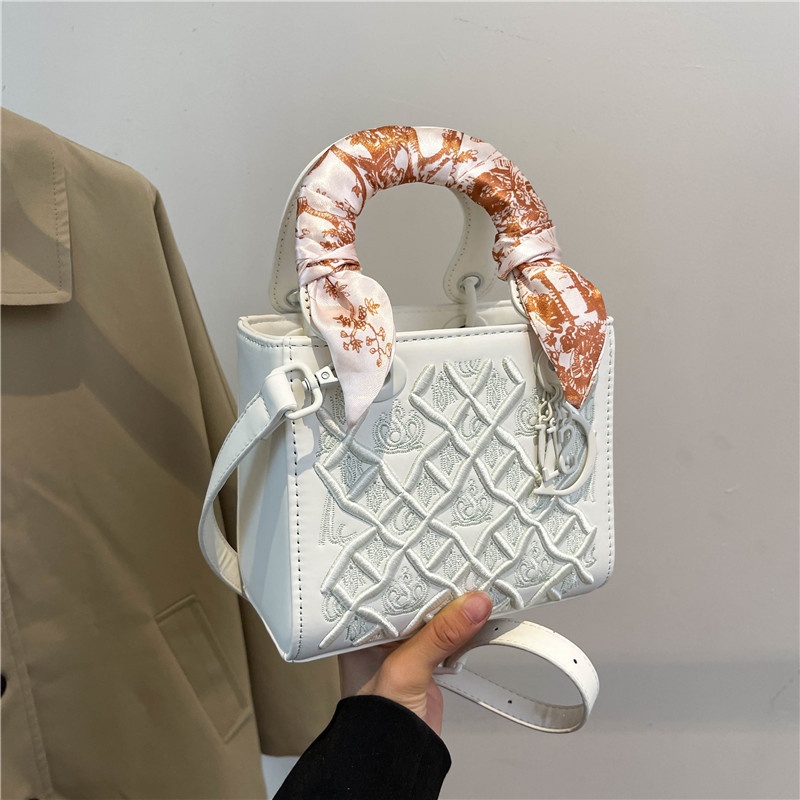 Free Shipping 2025 Designer Women's Luxury New Style Embroidered Cross Shoulder Handheld Small Box Bag black pink brown