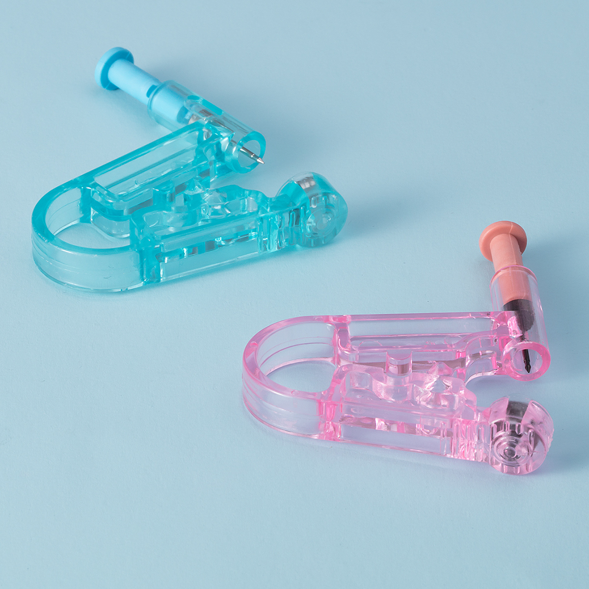 The first generation multi-color earring tool has a built-in 4mm head earring, which is fast easy to operate sterile not easily infected