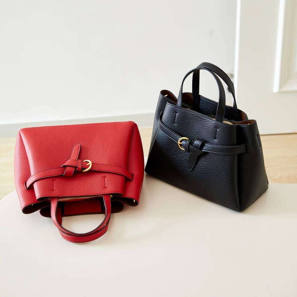 Women's Faux Leather Crossbody Bag Stylish Design Sparkling Chain Soft Material Lightweight Structure