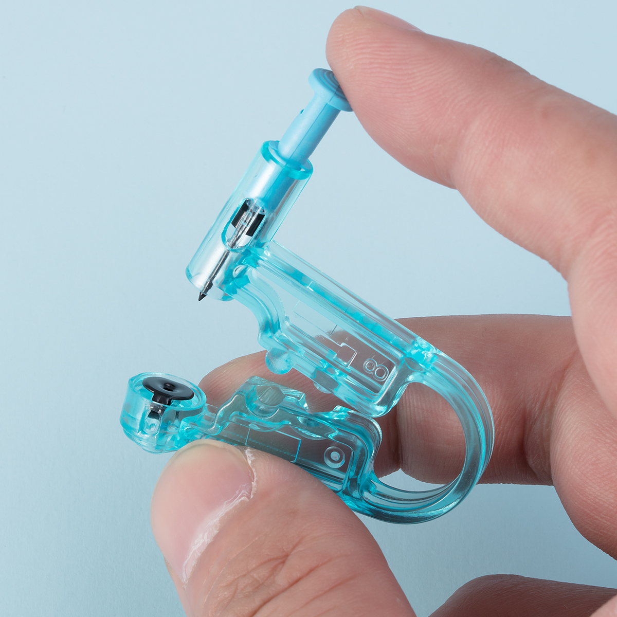 The first generation multi-color earring tool has a built-in 4mm head earring, which is fast easy to operate sterile not easily infected