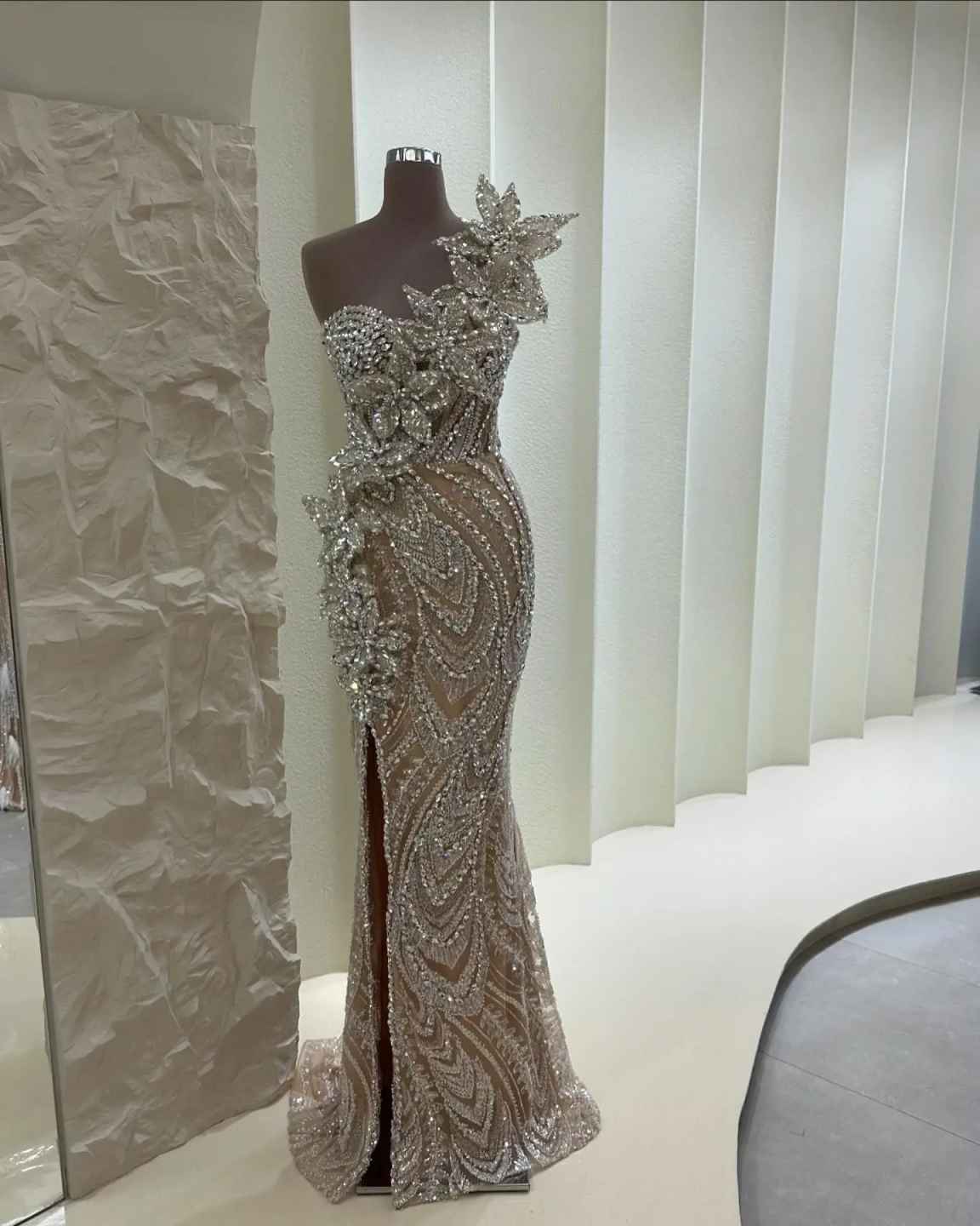 Glamorous Mermaid Prom Dresses Designer Beads Appliques Backless Shining Sequins Custom Made Plus Size Spakly Party Evening Dress Vestido De Noite