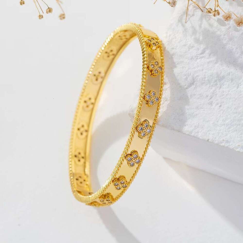 designer bracelet Super Shiny Dia-Studded Four-Petal Flower Bangle Niche Minimalist Style Bracelet Elegant Light High-End Sense Jewelry for Women with