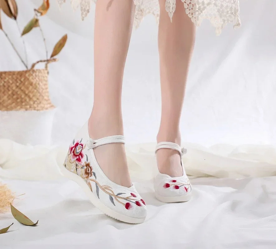 Autumn Elevator Shoes Woman Casual Harajuku Chinese Ethnic Style Canvas Vintage Embroidered Cloth Hanfu Shoes Women Zapatos 250603