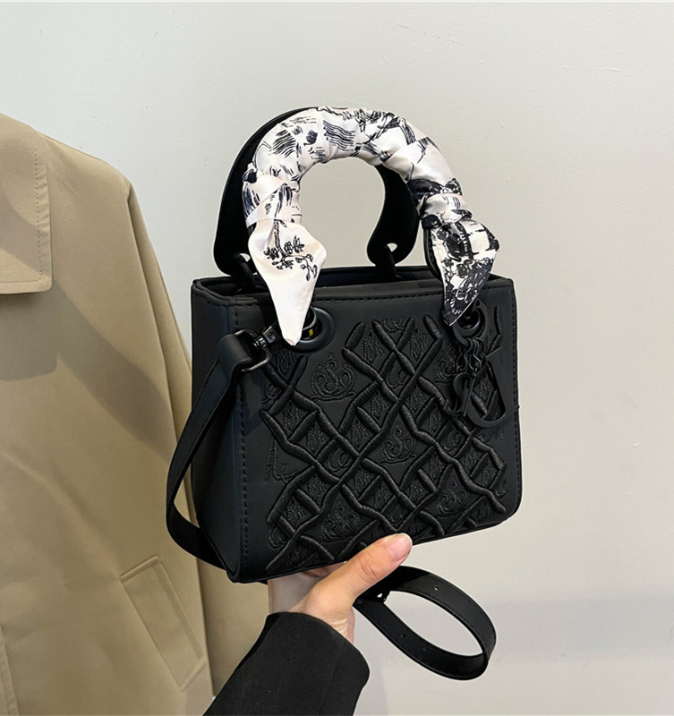 Free shipping 2025 new designer bag, high-end, light luxury bag, versatile temperament, heavy embroidery, Daifei bag, crossbody, handbag, small square