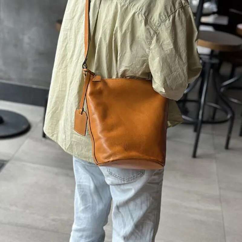 2024 Retro New Bucket Black Leather Women's Tote Top Layer Cowhide Single Shoulder Crossbody Bag