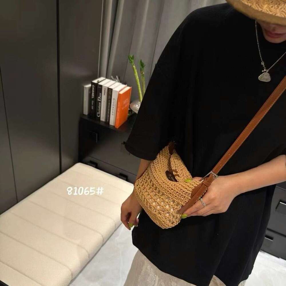 2025 Summer New Vacation Beach Fashion Shoulder Niche Versatile Crossbody Women's Bag