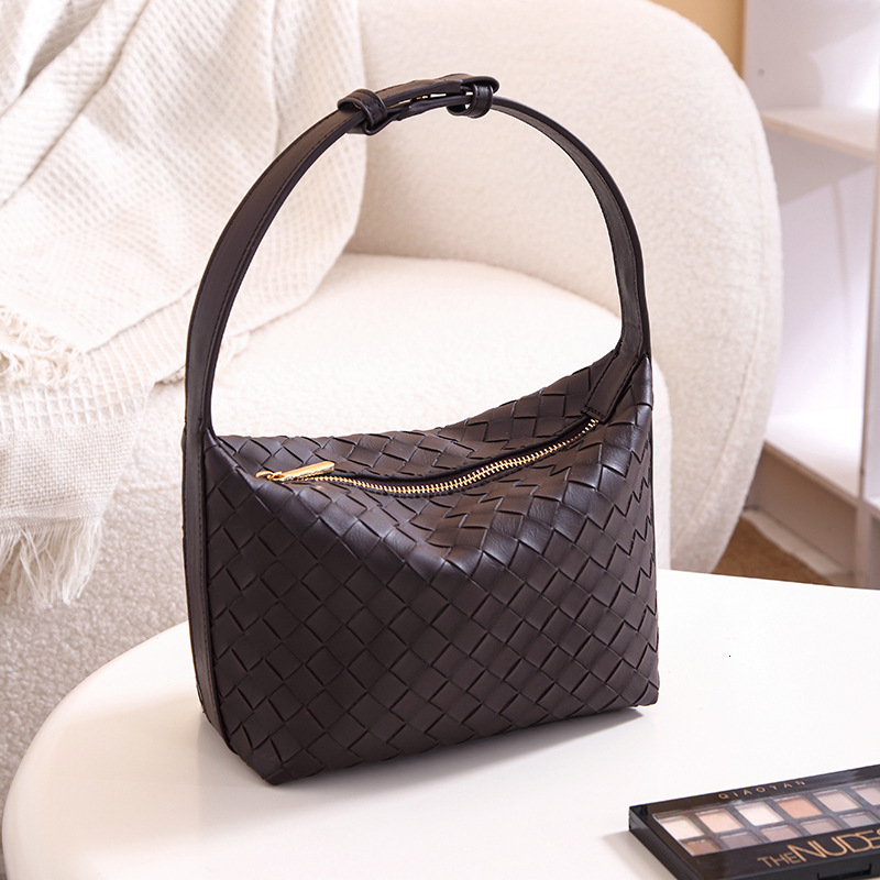 Handbag 2025 New High-End Woven Women's Niche Casual Simple Handheld Textured Pillow Bag