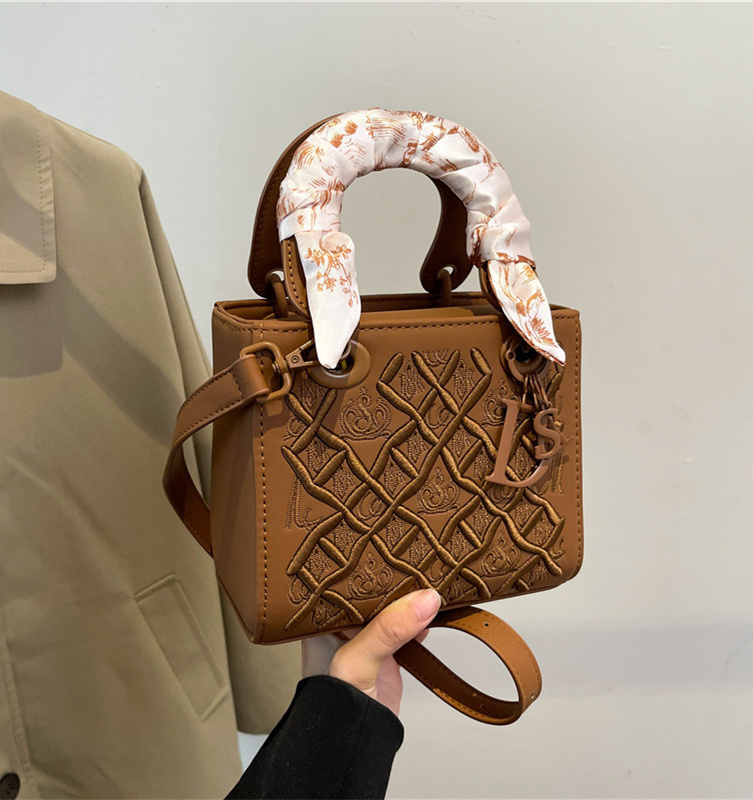 Free shipping 2025 new designer bag, high-end, light luxury bag, versatile temperament, heavy embroidery, Daifei bag, crossbody, handbag, small square