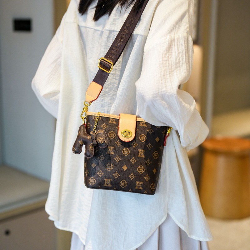 Free Shipping 2025 Designer Women's Luxury Fashion Shoulder Cross Bag Retro Bucket Bag Women