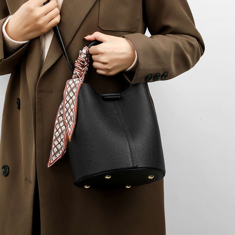 Niche Bucket Large Capacity Crossbody 2025 New Women's Fashion Handbag Versatile Handheld Shoulder Bag