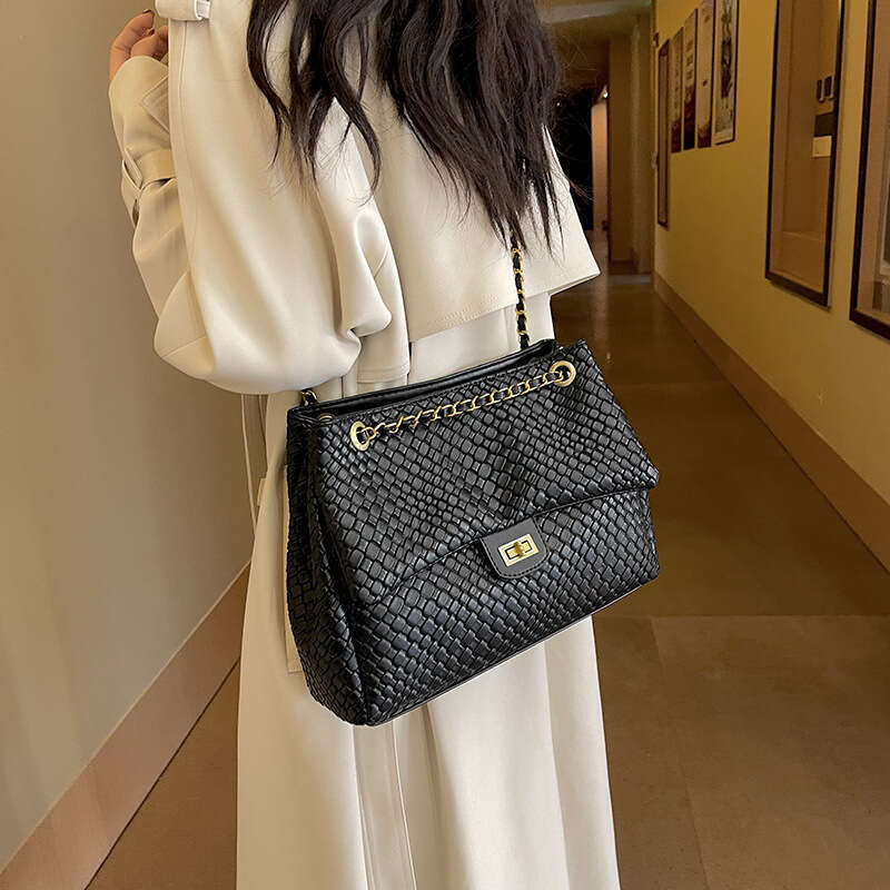 Fashion Woven Pattern Large Capacity Crossbody For Women New Stylish Versatile Shoulder Underarm Trendy Handheld Chain Bag