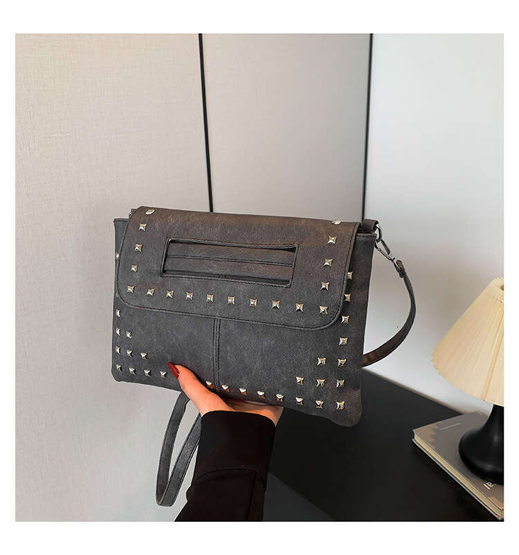 2024 New Stylish Personality Underarm Fashion Rivet Women Envelope Chain Crossbody Bag GUHUISHU