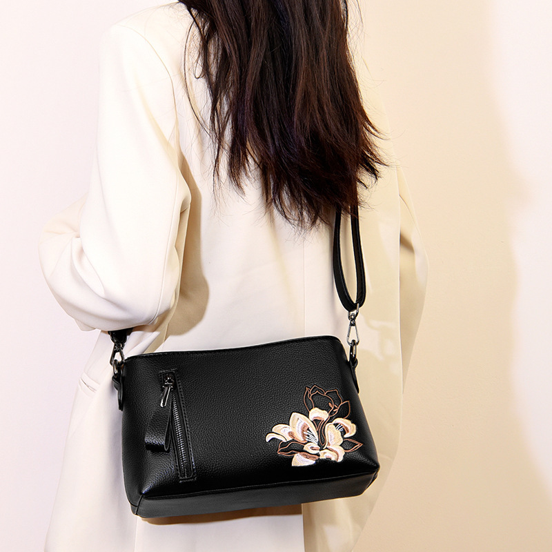 Crossbody 2025 New Chinese Style Embroidered Clutch Fashionable Elegant Mom Large Capacity Simple Shoulder Bag