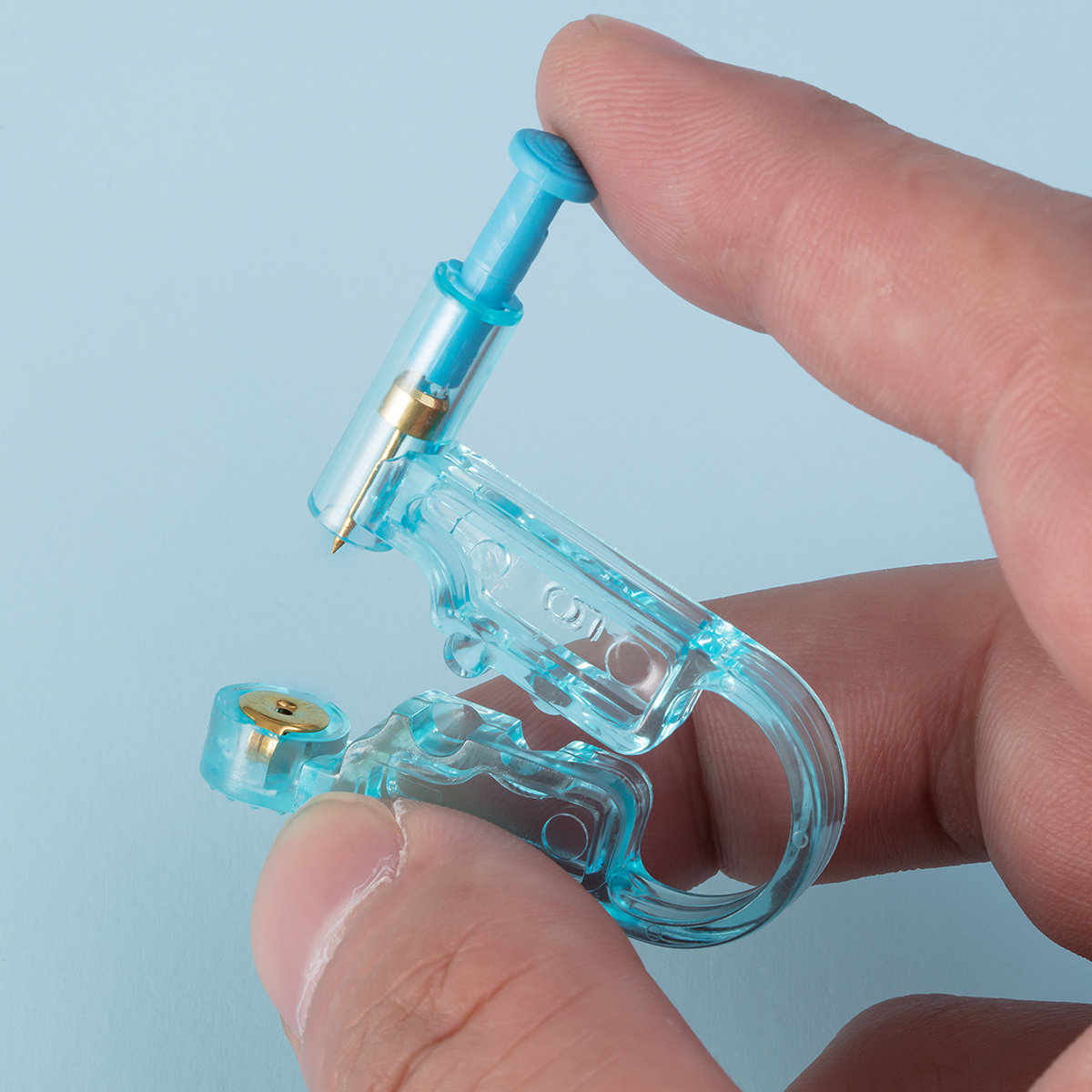 The first generation multi-color earring tool has a built-in 4mm head earring, which is fast easy to operate sterile not easily infected