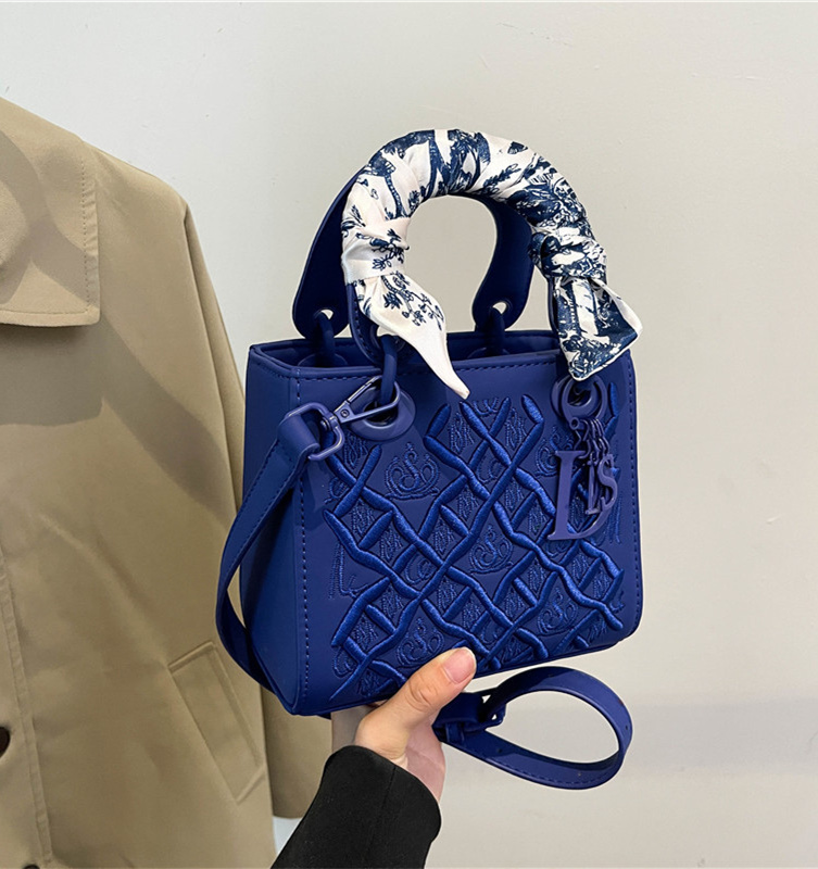Free shipping 2025 new designer bag, high-end, light luxury bag, versatile temperament, heavy embroidery, Daifei bag, crossbody, handbag, small square