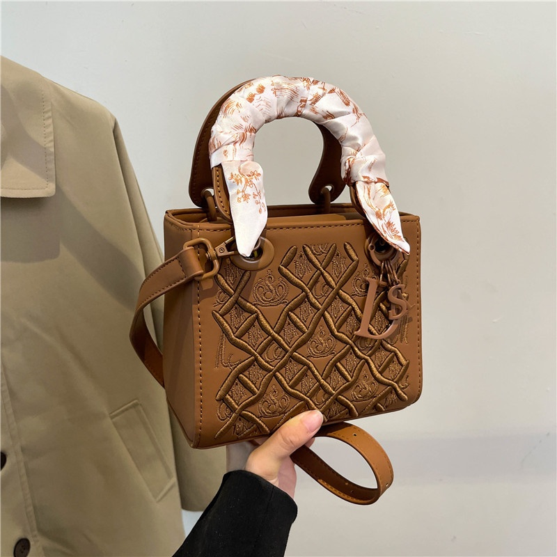 Free Shipping 2025 Designer Women's Luxury New Style Embroidered Cross Shoulder Handheld Small Box Bag black pink brown
