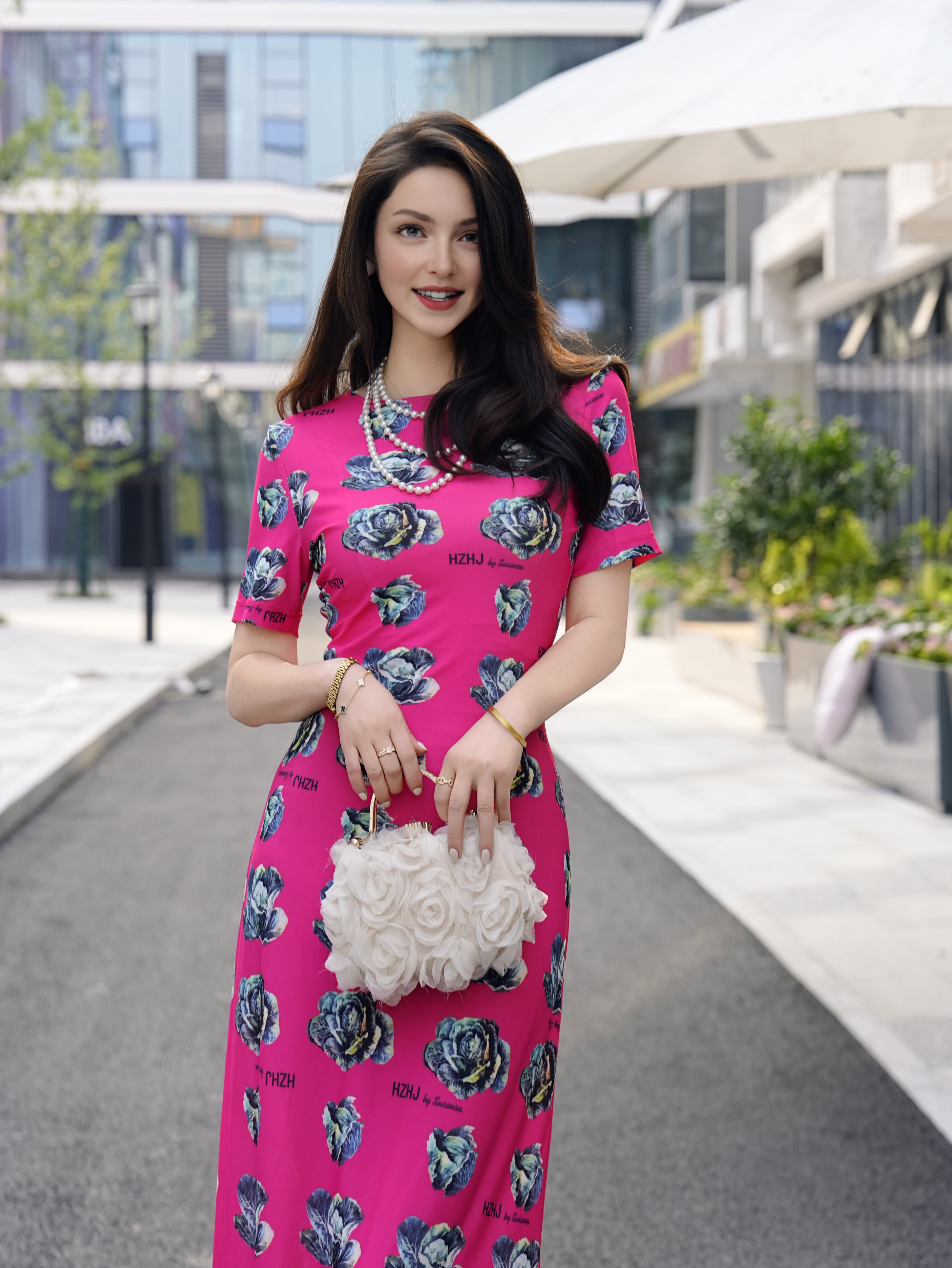 HZHJ original designer's red background rose short sleeved dress, fashionable French temperament