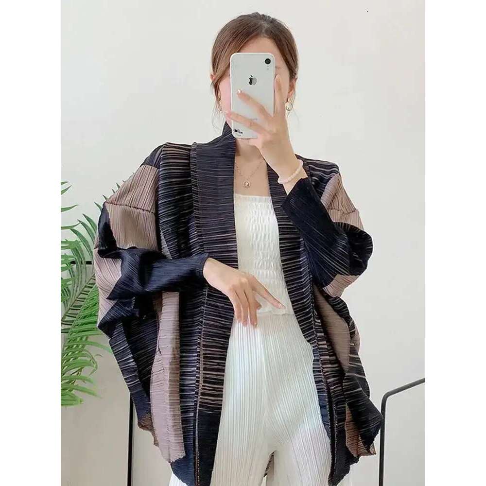 LANMREM Pleated Shirt Color Block Cardigan 2025 Summer Spring New Loose Casual Women's Sunscreen Shirts Elegant Top 2R4380