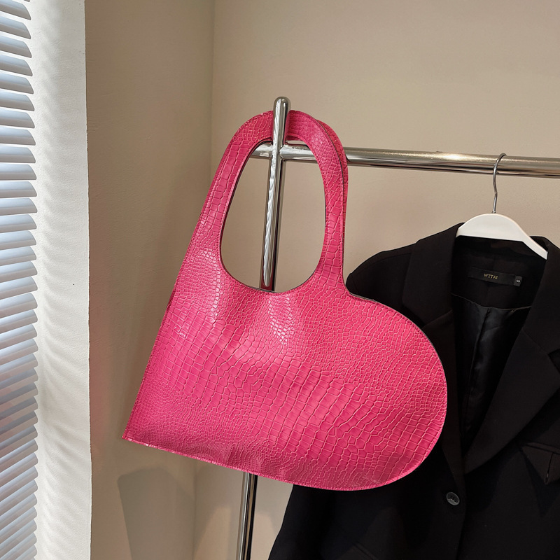 New Designer Bag European And American Style Heart Shaped Handbag For Women Autumn Winter New Street Fashion Show Large Free delivery Capacity Shoulde