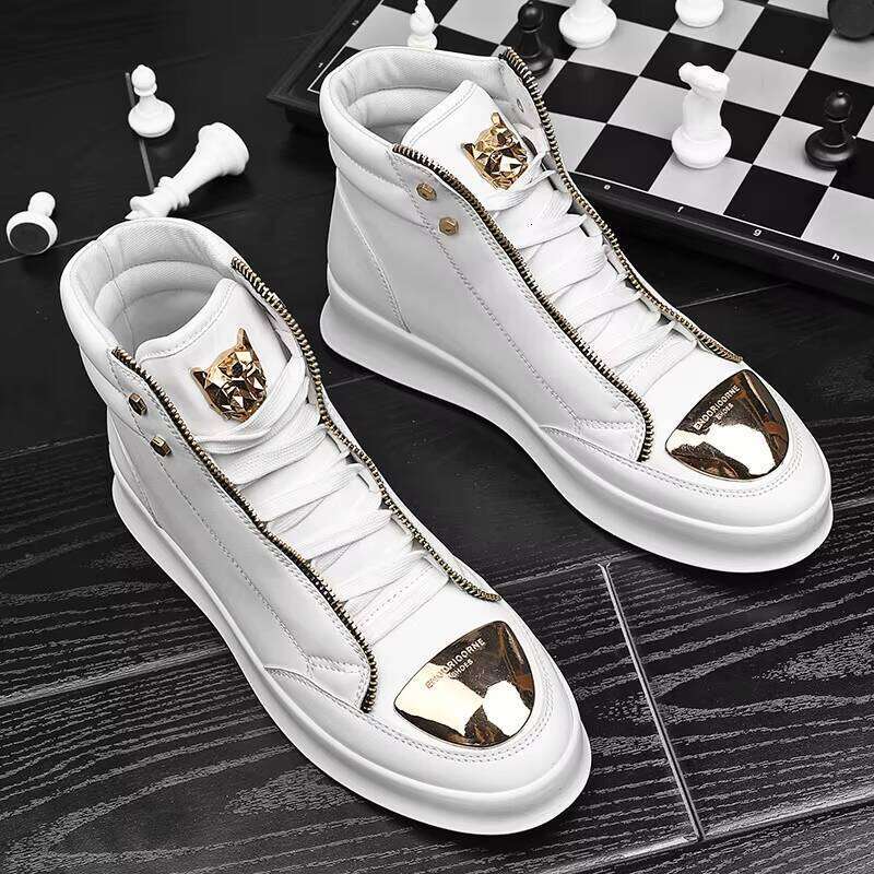 Contemporary Urban Male Hiking Trainers Featuring Secure Fastening System