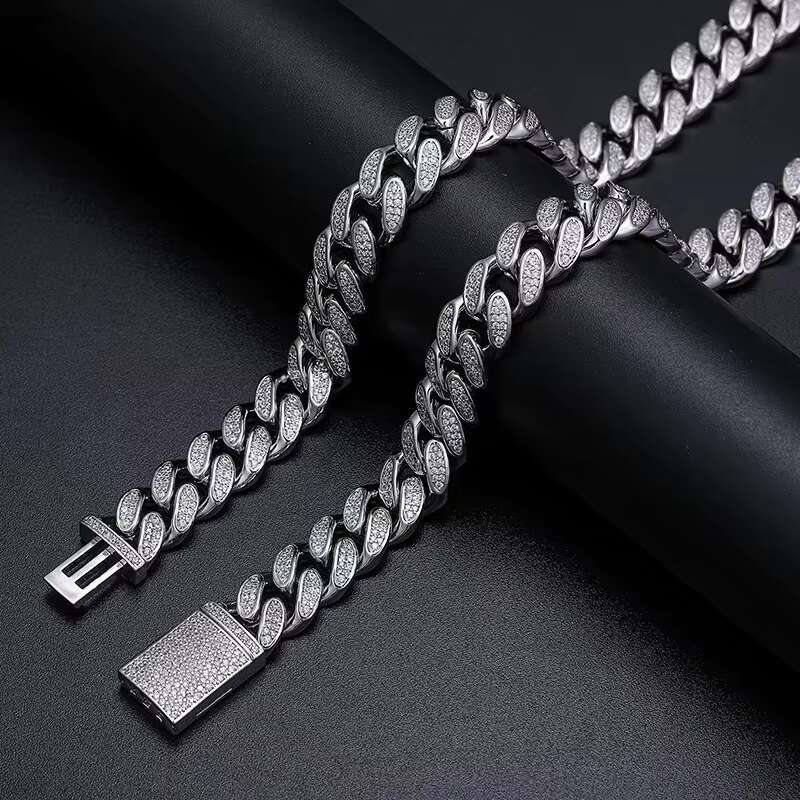 Unisex Cubic Zirconia Pendant Jewelry: Glittering Fashion Accessory