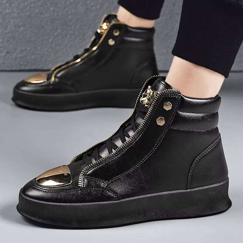 Contemporary Urban Male Hiking Trainers Featuring Secure Fastening System