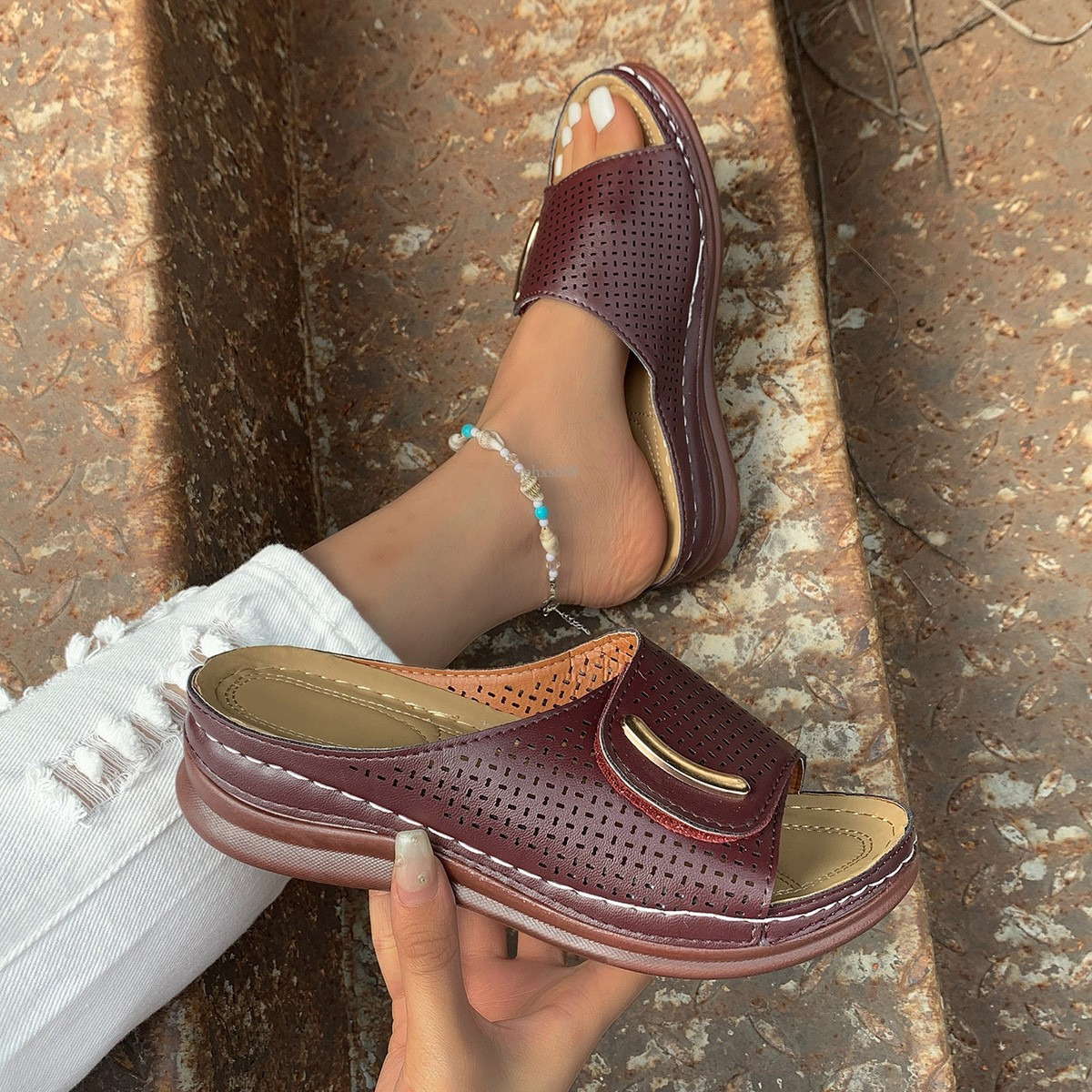 2025 New European And American Style Designer Sandals Wedge Casual Round Toe Composite Buckle PU Leather Outdoor Laser Beach Perforated One-strap Sand