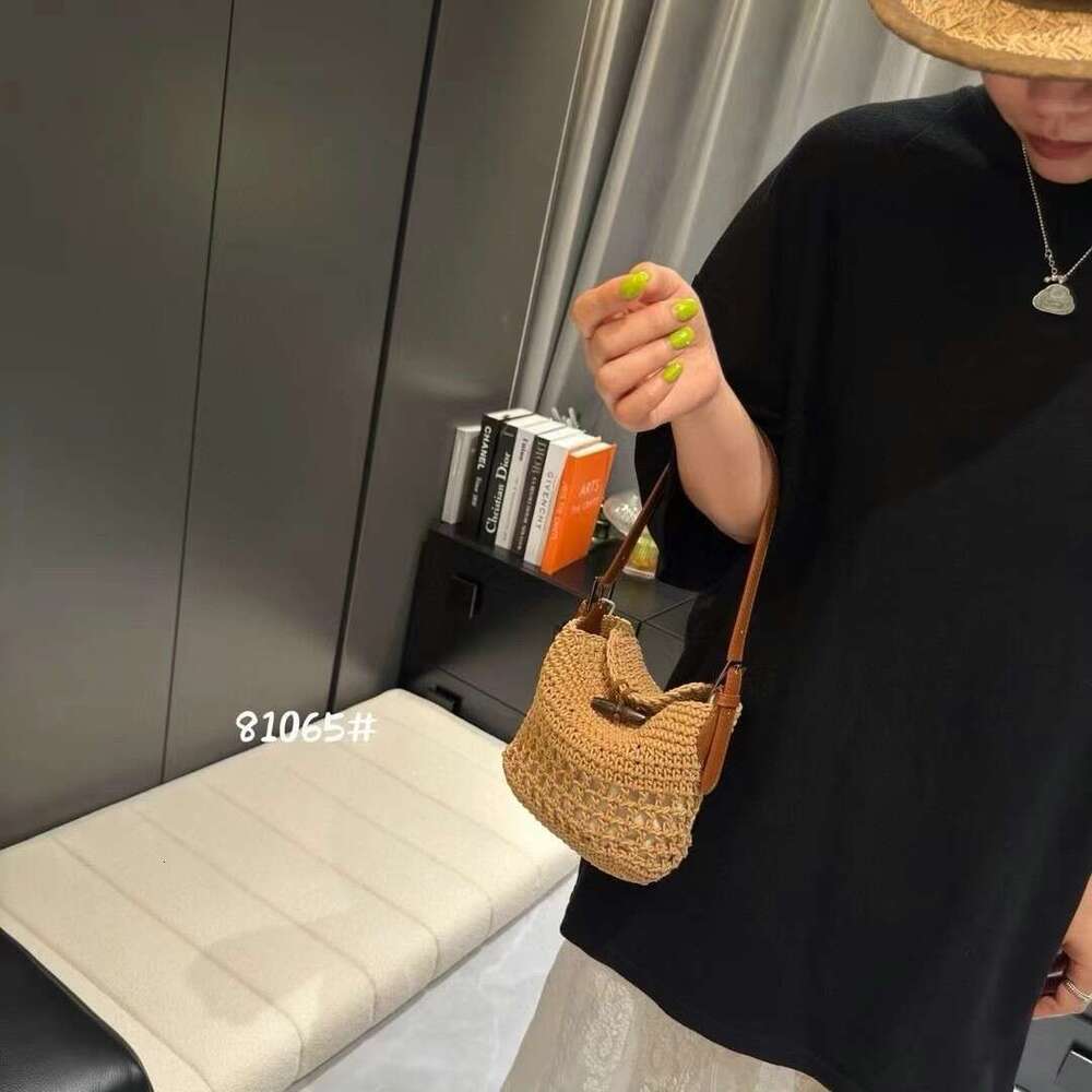 2025 Summer New Vacation Beach Fashion Shoulder Niche Versatile Crossbody Women's Bag