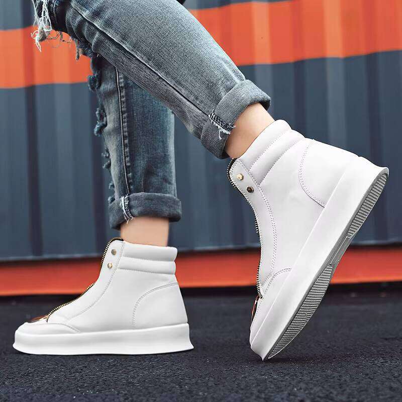 Contemporary Urban Male Hiking Trainers Featuring Secure Fastening System