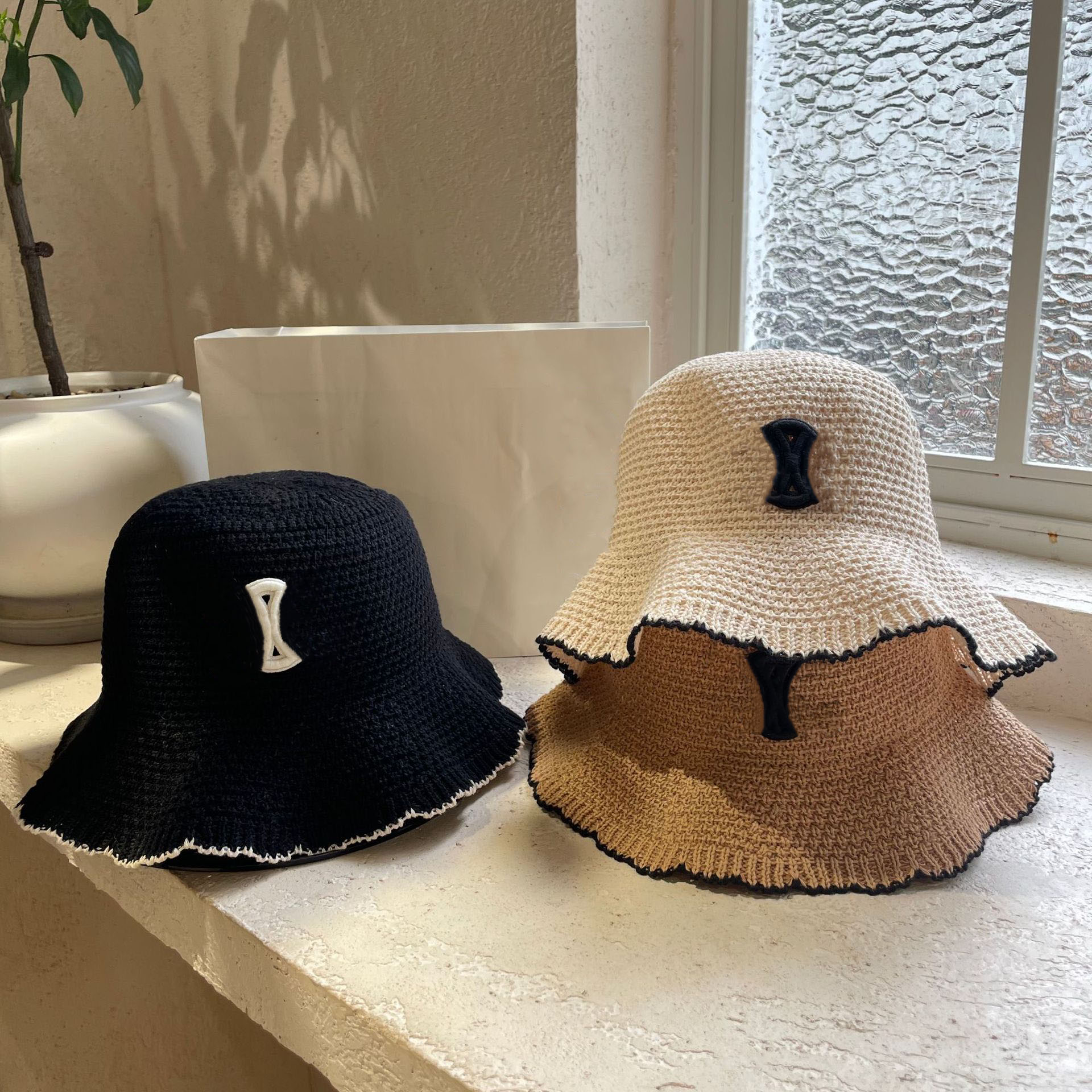 New Women's Designer Bucket Hat Fashion Embroidered Letter Hand Crochet Hats Casquette Luxe Breathable Versatile Shaded For Beach Travel