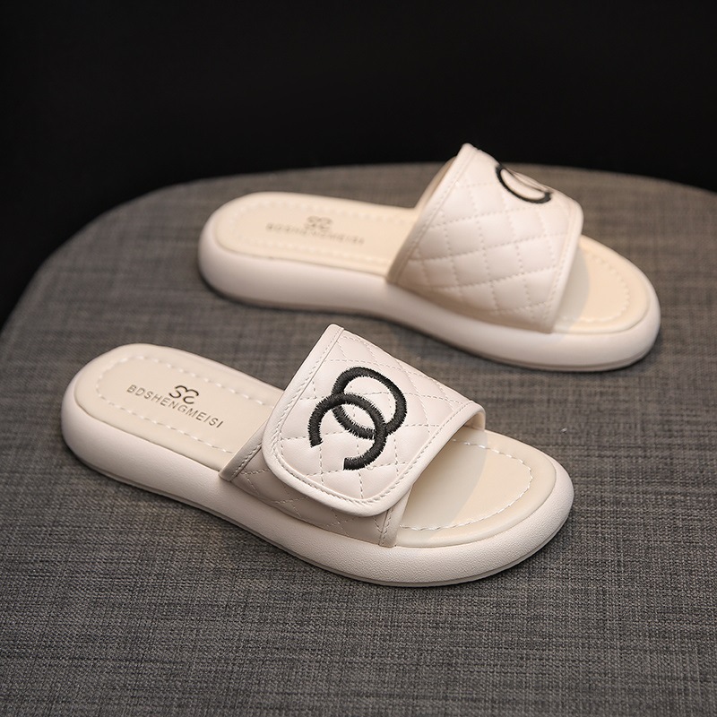 designer Slippers for women's outerwear, 2025 Summer New versatile flat beach sandals for casual outings, free shipping