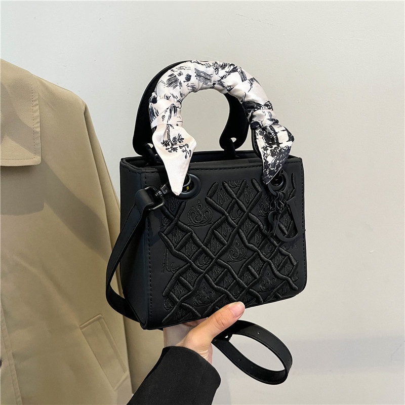 Free Shipping 2025 Designer Women's Luxury New Style Embroidered Cross Shoulder Handheld Small Box Bag black pink brown