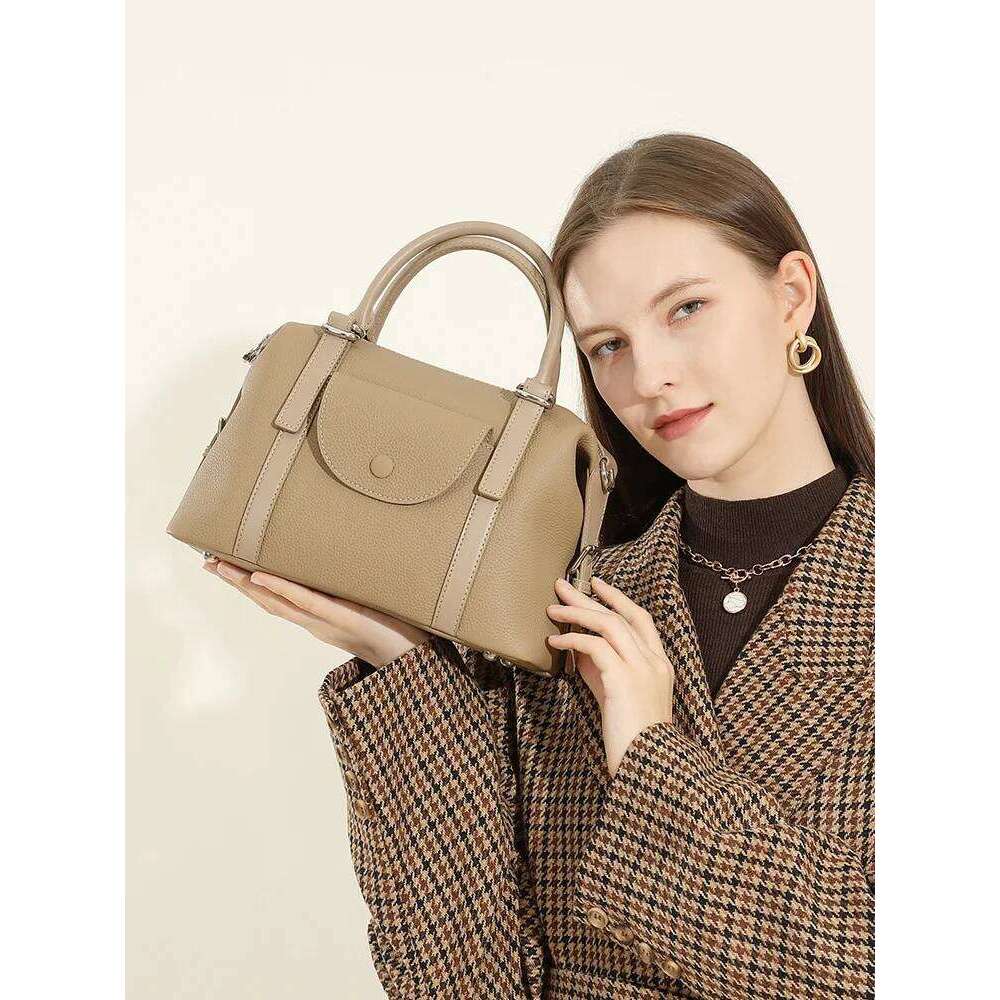Genuine Leather Versatile Handbag For Women Design Commuter Shoulder 2025 New model High Quality Commuting Bag